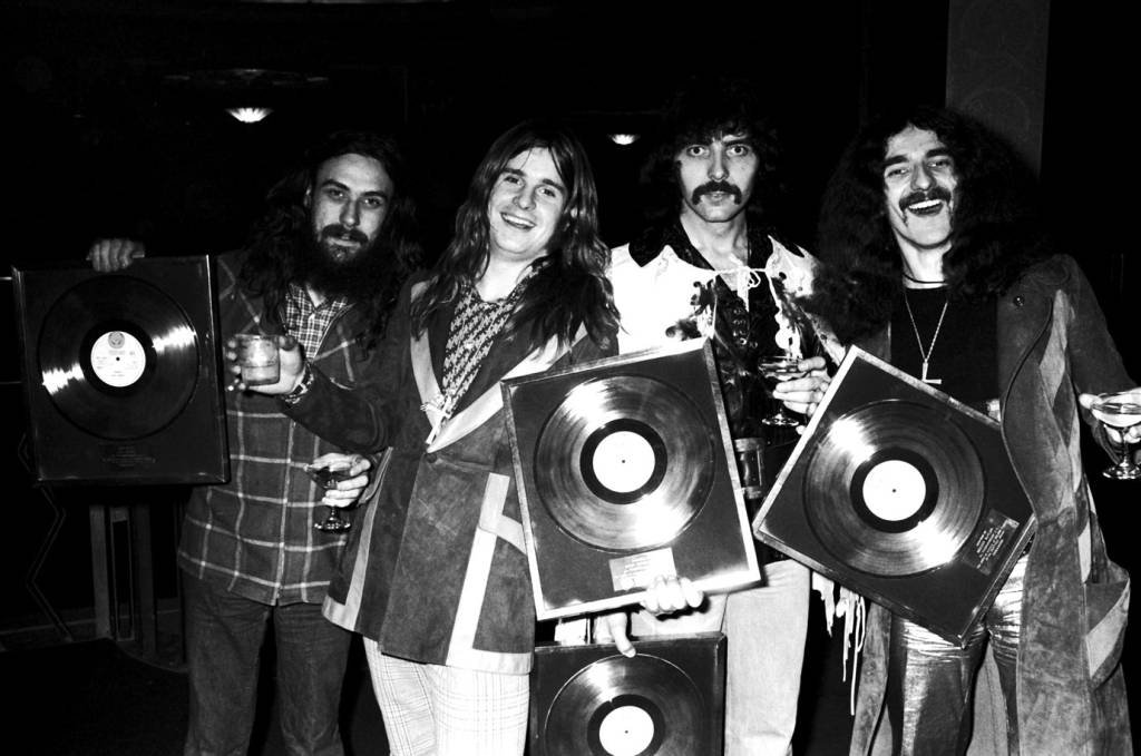 Black Sabbath, em 1973: disco de ouro em mãos (Michael Putland/Getty Images)