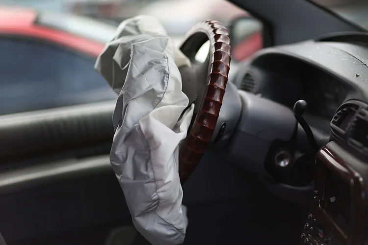 Airbag: equipamento apresentou defeito de fabricação que provoca o lançamento de peças de metal quando o airbag é acionado em caso de acidente (Joe Raedle/Getty Images)