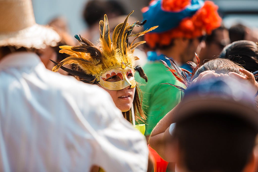 Fantasias indígenas e com referências à África levantam debate no Carnaval