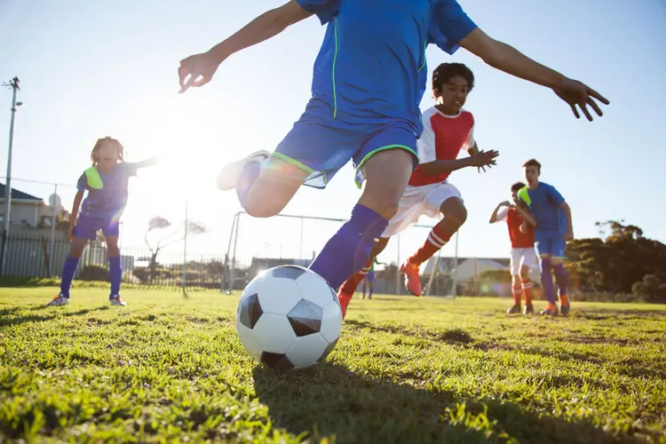 Exercícios físicos: prática de atividade física afeta o funcionamento das células progenitoras endoteliais em crianças com idade entre 6 e 11 anos (Alistair Berg/Getty Images)