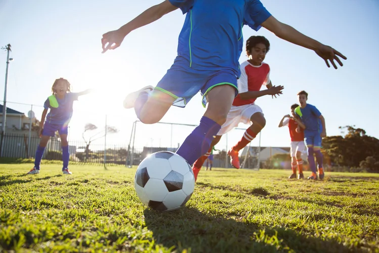 Exercícios físicos: prática de atividade física afeta o funcionamento das células progenitoras endoteliais em crianças com idade entre 6 e 11 anos (Alistair Berg/Getty Images)