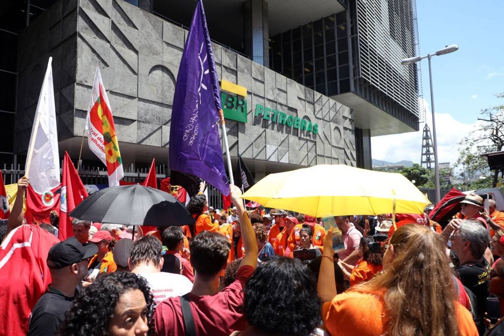Petroleiros fecham acordo com a Petrobras e encerram greve