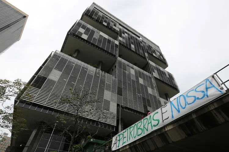 Petrobras: funcionários protestam em frente ao prédio da petroleira nesta terça-feira (Sergio Moraes/Reuters)