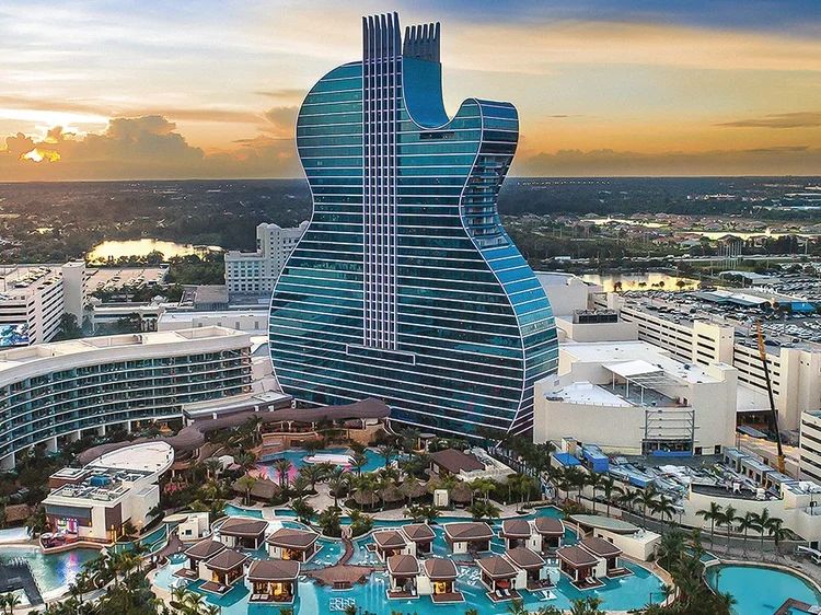 O Guitar Hotel, na Flórida:  canhões de luz projetam no céu as cordas do violão  (Guitar Hotel/Divulgação)