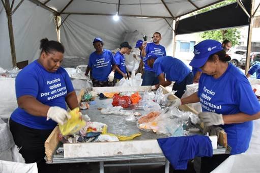 Ambev transforma lixo do Carnaval em lixeiras nas ruas