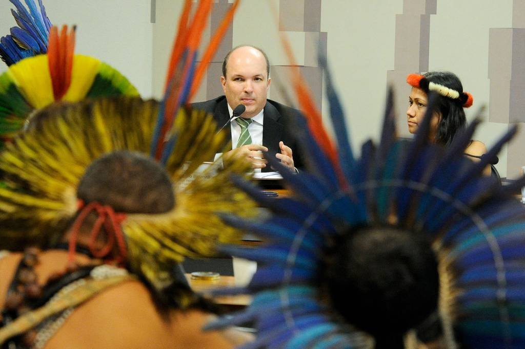 Indígenas em frente ao coordenador da Câmara de Revisão da época, Antônio Carlos Bigonha, em fevereiro de 2020 (Geraldo Magela/Agência Senado)