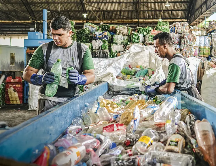 O Brasil é o quarto maior produtor de lixo plástico do mundo. A reciclagem desses materiais pode movimentar mais de 6 bilhões de reais (Eduardo Frazão/Exame)