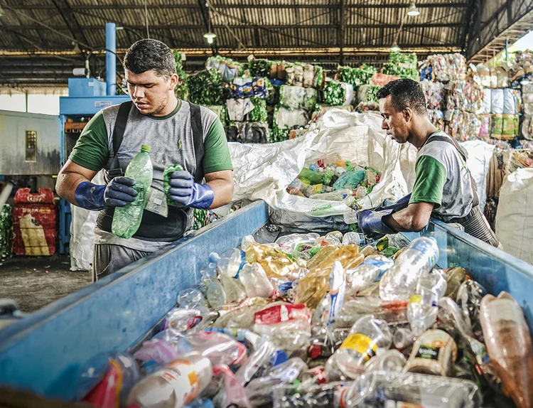 Centro de reciclagem em São Paulo: plataforma irá conectar as empresas e a cadeia informal de recicladores (Eduardo Frazão/Exame)