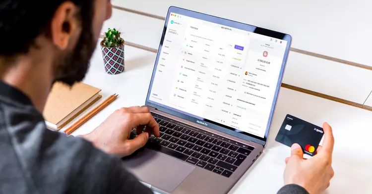 Tela do computador e cartão da Qonto, fintech francesa (Qonto/Alexis Leclercq Photographie/Divulgação)