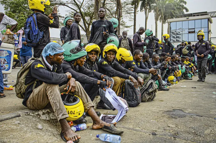 Motociclistas protestam em Lagos, na Nigéria, contra a proibição do moto-táxi: aposta é em pular etapas na transição para os veículos elétricos (Getty/Getty Images)