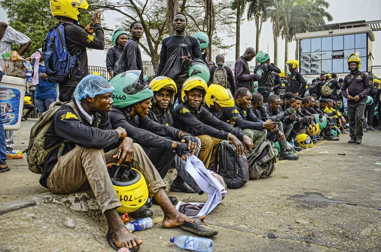 Motociclistas protestam em Lagos, na Nigéria, contra a proibição do moto-táxi: aposta é em pular etapas na transição para os veículos elétricos (Getty/Getty Images)