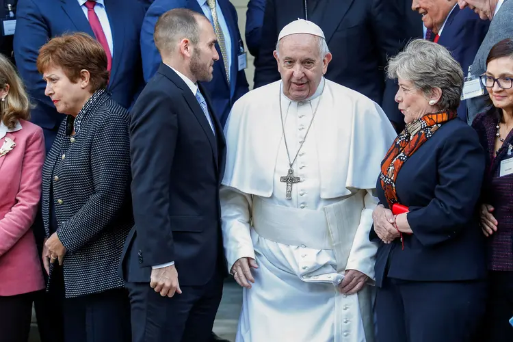 Presidente do FMI, Kristalina Georgieva, ministro da Economia da Argentina, Martin Guzman, e Papa Francisco (Remo Casilli/Reuters)