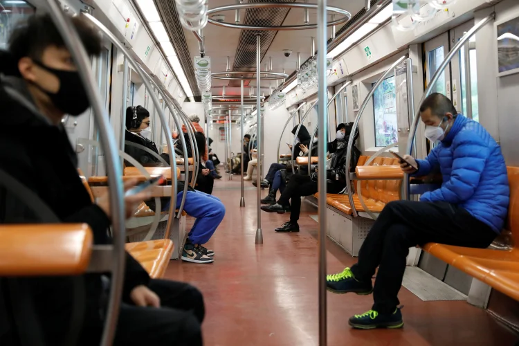 Metrô de Pequim:  chineses começaram a retornar ao trabalho, mas ruas e metrôs ainda estão vazios (Carlos Garcia Rawlins/Reuters)