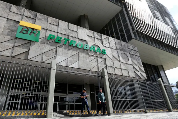 Petrobras: grevistas protestam contra a demissão de pelo menos 396 empregados no Paraná (Sergio Moraes/Reuters)