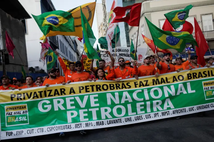 Petroleiros: apesar de decisão do TST contra a greve, ato reuniu manifestantes no Rio de Janeiro nesta terça-feira (Ricardo Moraes/Reuters)