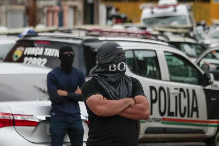 Policiais militares encapuzados e sem farda se reúnem em protesto na cidade de Fortaleza, Ceará (19/02/2020) (JOÃO DIJORGE/Estadão Conteúdo)