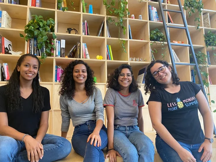 As selecionadas para a quarta edição do Summer Lab do Serasa Experian, da esquerda para a direita: Lucy Anne de Omena, Ornella Scardua, Rafaela Sousa e Maria Giulia Martins (Serasa Experian/Divulgação)