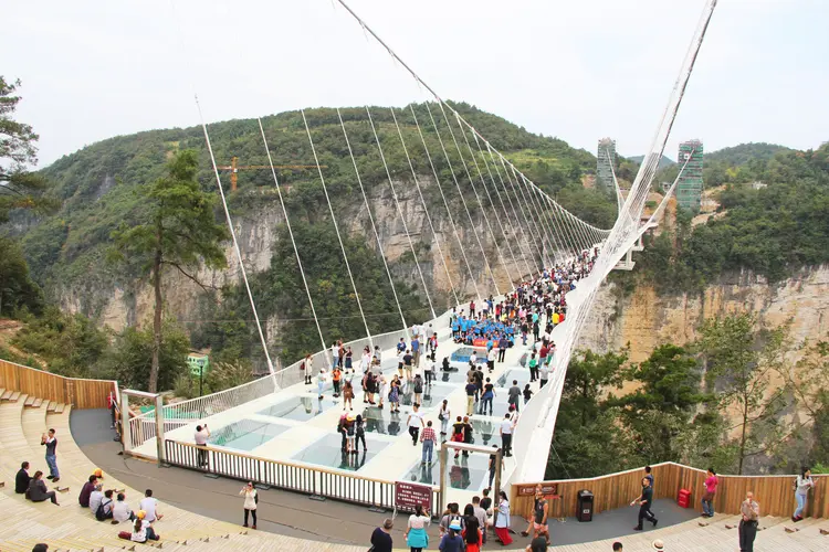 Ponte Zhangjiajie: feita em vidro, ponte fez sucesso entre os turistas e é um exemplo do gigantismo dos empreendimentos de engenharia da China (HighestBridges/Creative Commons)