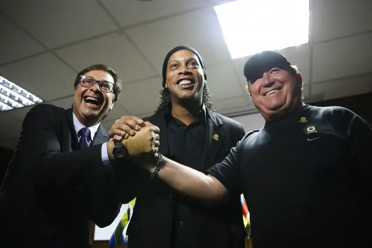 Embratur: Ronaldinho Gaúcho e Amado Batista (à dir.) foram embaixadores de uma ação para atrair turistas ao Brasil (José Cruz/Agência Brasil)