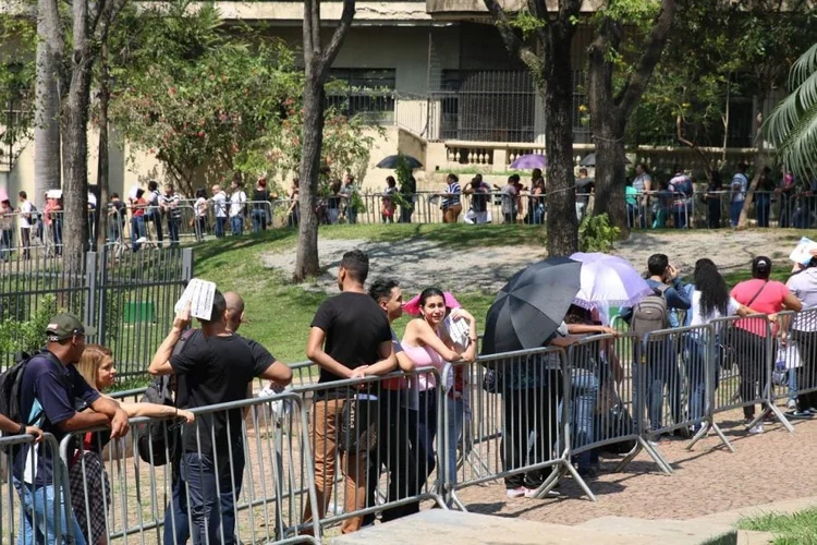 Fila de desempregados em São Paulo: índice de desemprego divulgado hoje deve mostrar alta informalidade (Rovena Rosa//Agência Brasil)