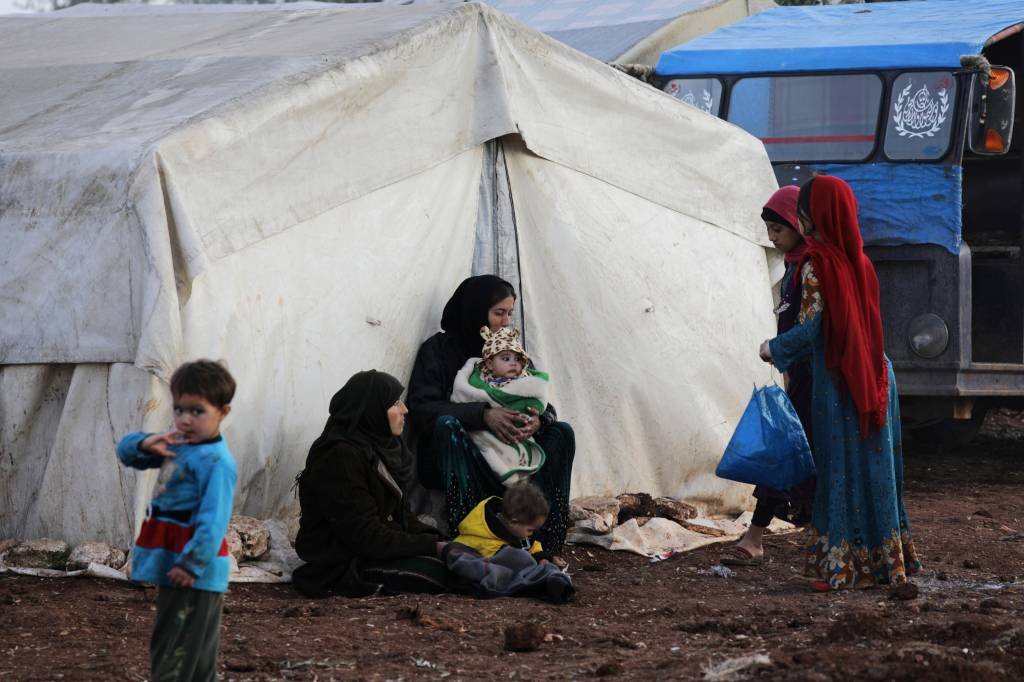 Noroeste da Síria: Famílias sírias se abrigam em tendas de acampamento improvisado (Khalil Ashawi/Reuters)