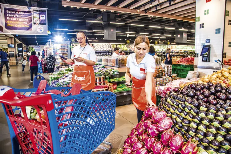 Funcionárias da Rappi em uma loja do Carrefour: operação dedicada a atender aos pedidos feitos pelo aplicativo | Leandro Fonseca / 