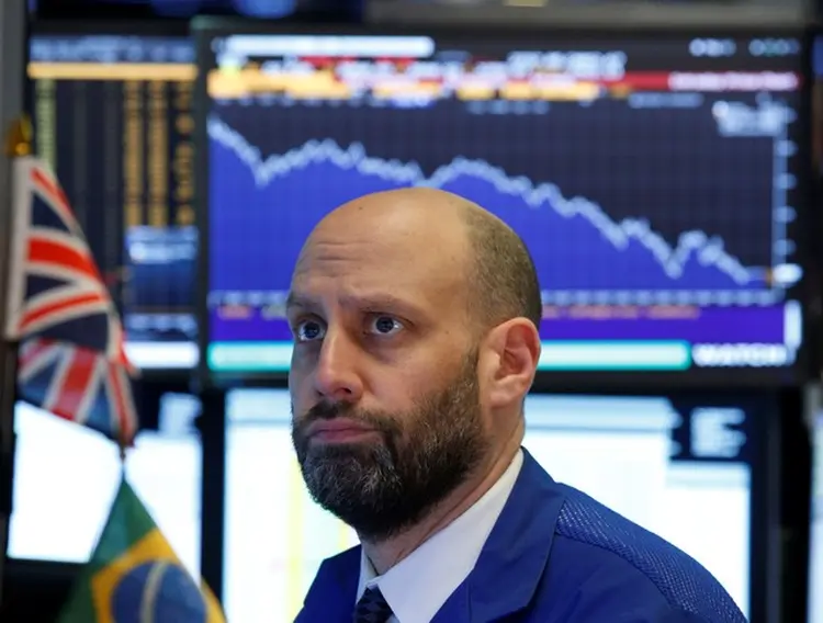 Bolsa de Nova York:  a projeção de analistas e gestores de investimentos de que o Ibovespa recue mais de 5% hoje (Brendan McDermid/Reuters)