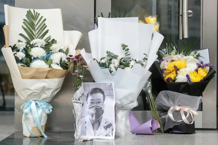 Li Wenliang: foto do falecido médico diante de flores em um hospital de Wuhan (AFP/AFP)