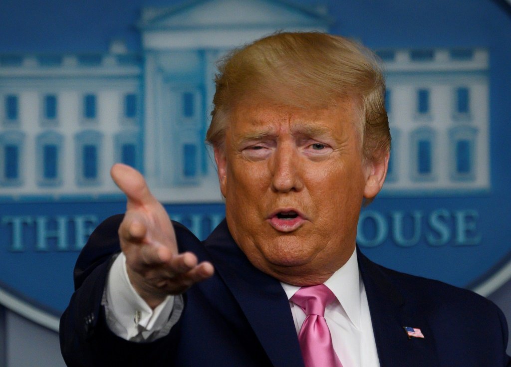 Trump minimiza risco de coronavírus e não descarta restringir viagens