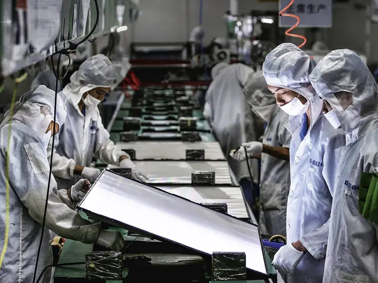 Funcionários em uma fábrica de televisores em Shenzhen, na China: 10% dos bens intermediários exportados no mundo são produzidos na China | Jason Lee/Reuters / 