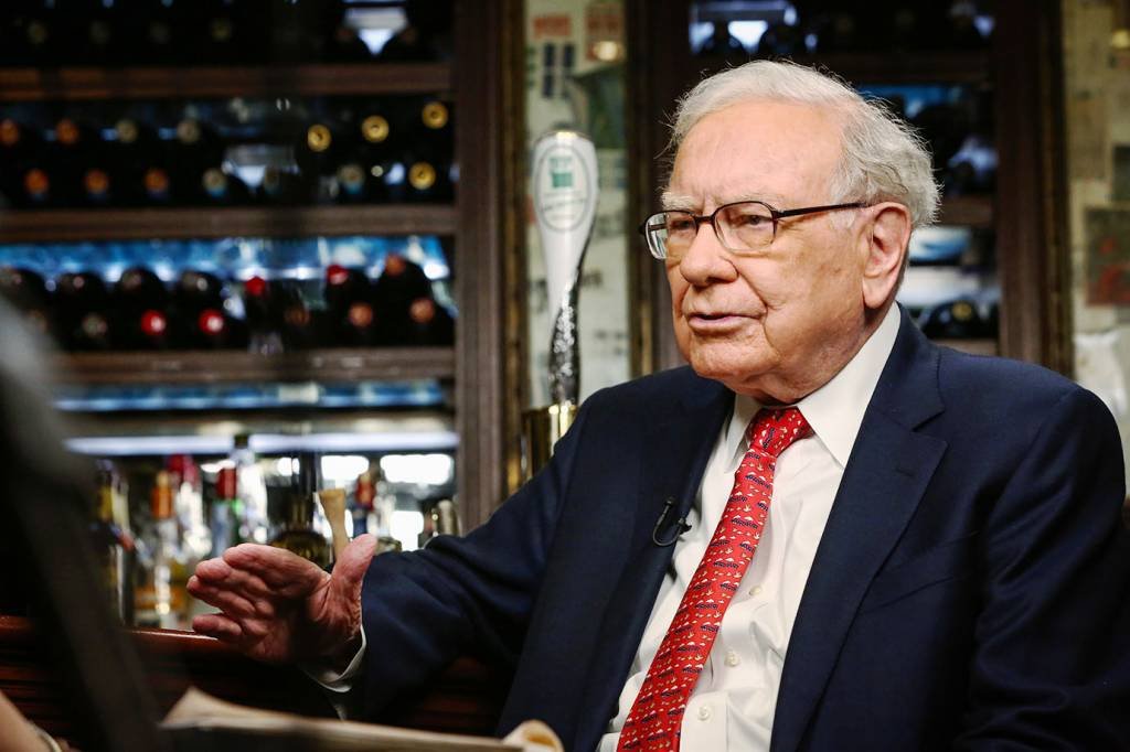 Warren Buffett: quem investiu 1 dólar na Berkshire e 1 dólar no S&P 500 no início de 1965 teria, ao final de 2019, 27.373 dólares e 196 dólares, respectivamente (Bloomberg / Colaborador/Getty Images)