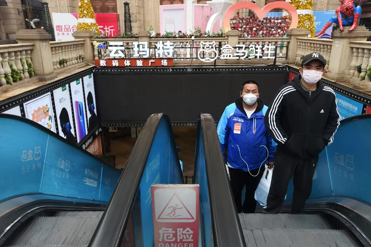 Entregador da Alibaba em Wuhan: coronavírus impactou vendas também no comércio eletrônico (Stringer/Reuters)
