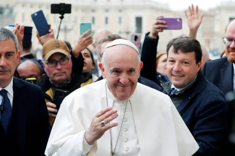 Papa Francisco: papa de 83 anos cancelou um retiro da quaresma pela primeira vez em seu papado, mas o Vaticano disse que ele só sofre de um resfriado (Remo Casilli/Reuters)