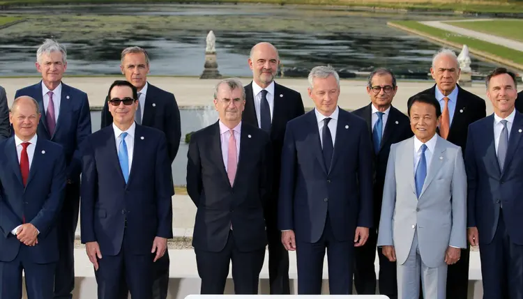 Ministros das finanças e presidentes dos centrais do G7 posam para foto durante reunião em Chantilly, perto de Paris, França (Pascal Rossignol/Reuters)