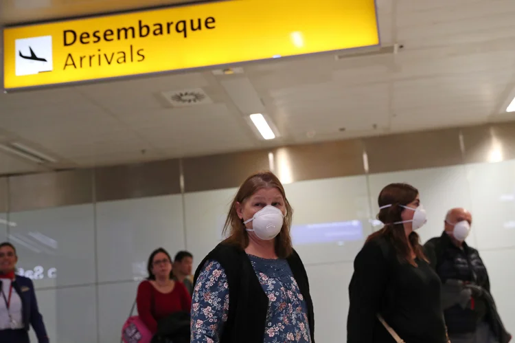 Desembarque no aeroporto de Guarulhos: pessoas que descumprirem a restrição poderão ser responsabilizadas civil, administrativa e penalmente (Amanda Perobelli/Reuters)