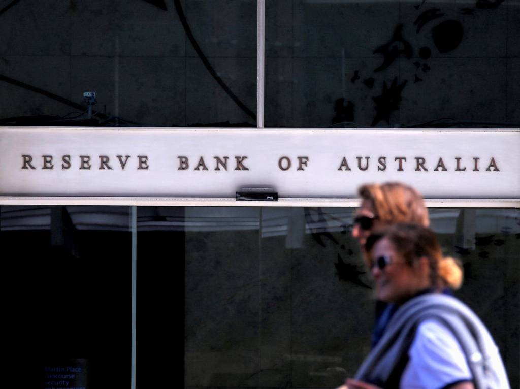 Pedestres em frente ao banco central da Austrália: Banco da Reserva da Austrália anunciou um corte de 0,25 ponto porcentual (Reuters/David Gray/File Photo)
