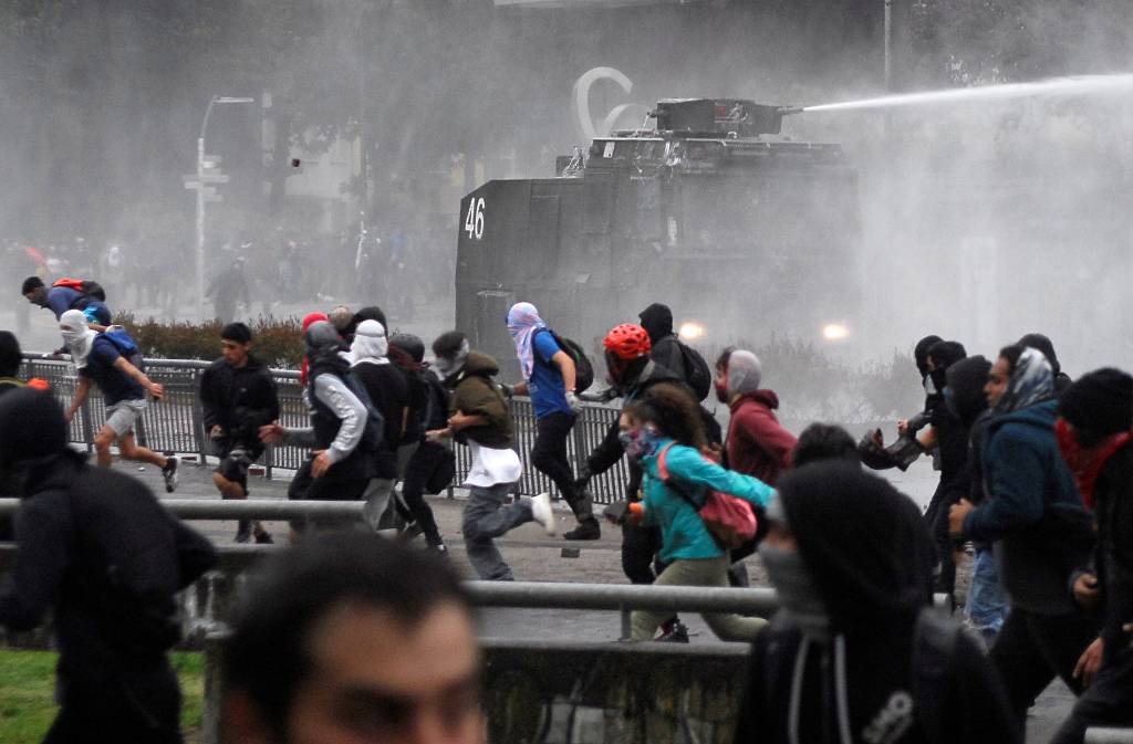 Chilenos retomam protestos e quase 300 são presos