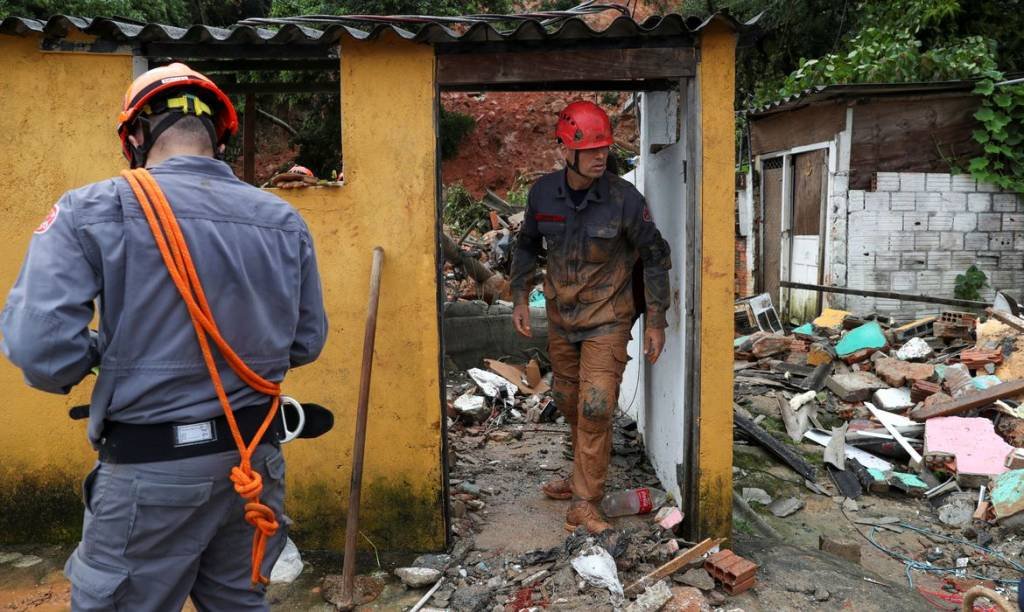 Uma semana após chuvas, Guarujá ainda tem 36 pessoas desaparecidas