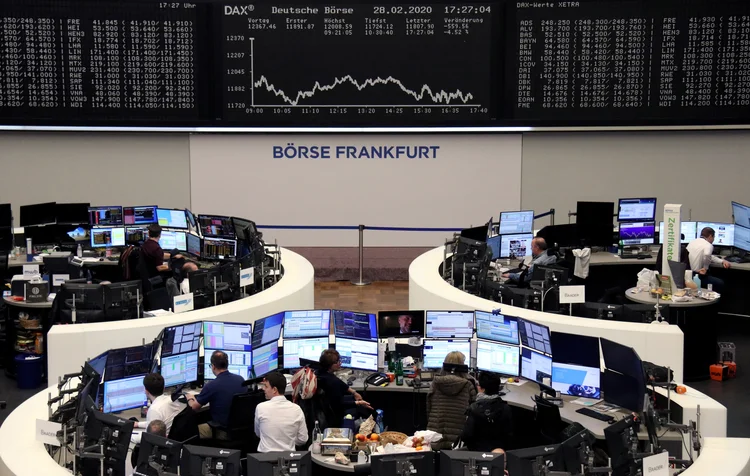 Europa: Às 8:03 (horário de Brasília), o índice FTSEEurofirst 300 subia 4,16%, a 1.379 pontos (Equipe Reuters/Reuters)