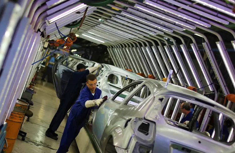 Montadora de carros: quando uma economia cresce e gera empregos - situação que, apesar da lentidão, vem ocorrendo no Brasil -, a produtividade costuma avançar (Nacho Doce/Reuters)
