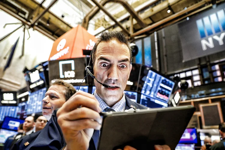 Operadores de mercado financeiro trabalham na bolsa de Nova York. 28/2/2020. REUTERS/Brendan McDermid (Brendan McDermid/Reuters)
