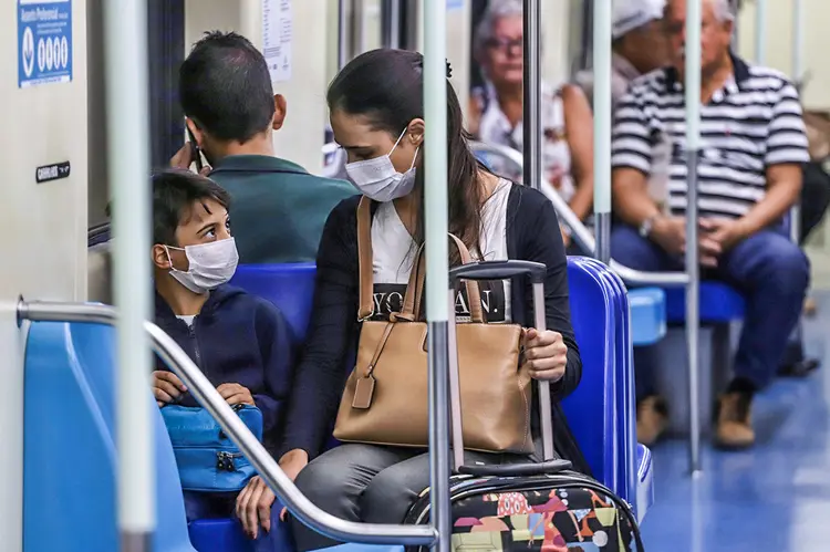 Coronavírus: pessoas no metrô de São Paulo utilizam máscara (Rahel Patrasso/Reuters)