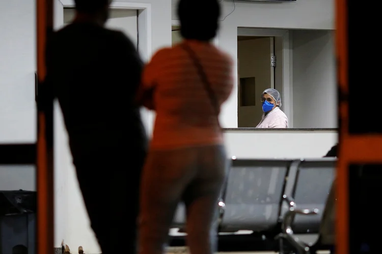 Coronavírus: enfermeira utiliza máscara de proteção em Brasília (Adriano Machado/Reuters)