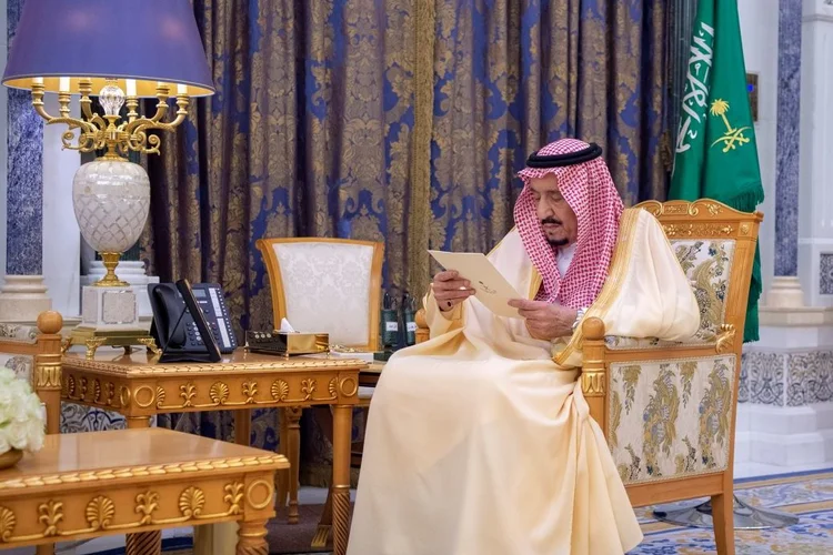 Salman: O rei saudita aparece regularmente nas cerimônias oficiais, mas esta nova onda de repressão levantou rumores sobre o estado de saúde do monarca (Bandar Algaloud/Courtesy of Saudi Royal Court/Reuters)