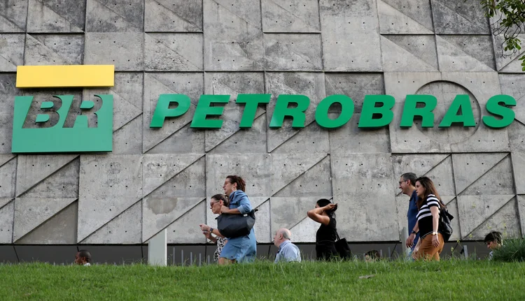 Petrobrás: o preço da gasolina já caiu 40% neste ano (Sergio Moraes/Reuters)