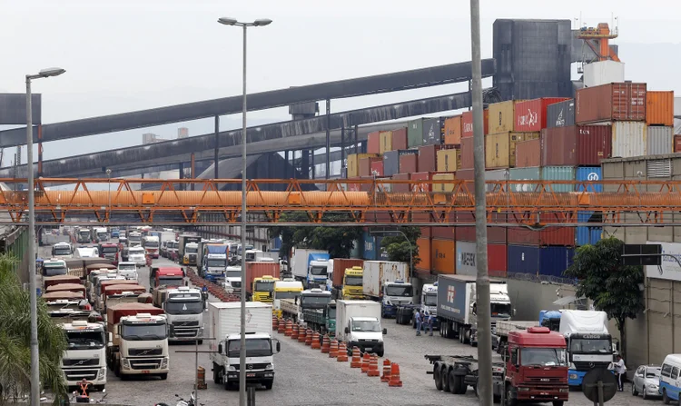Caminhões formam fila nos terminais de açúcar e soja do Porto de Santos (SP) 
 (Paulo Whitaker/Reuters)
