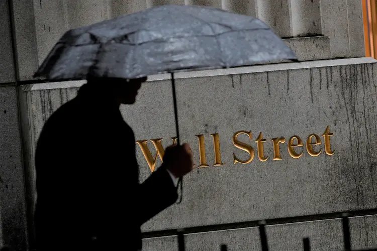 Tempestade pela frente? Pedestre caminha em frente à Bolsa de Valores de Nova York (Brendan McDermid/Reuters)