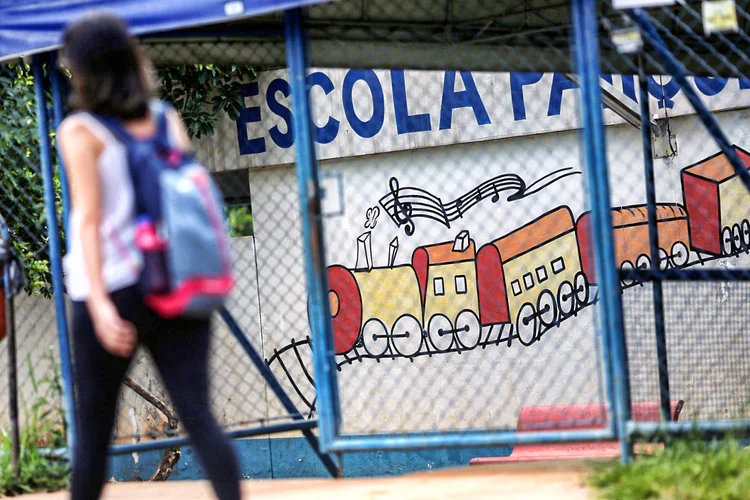 Escolas: alunos estão há duas semanas de recesso por conta do avanço da doença (Adriano Machado/Reuters)