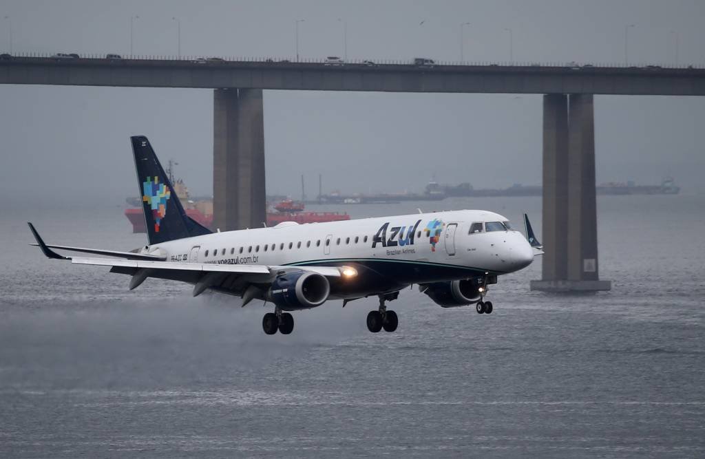 Avião da Azul: com anúncio de redução de voos, ações caem 30% (Getty Images/Getty Images)