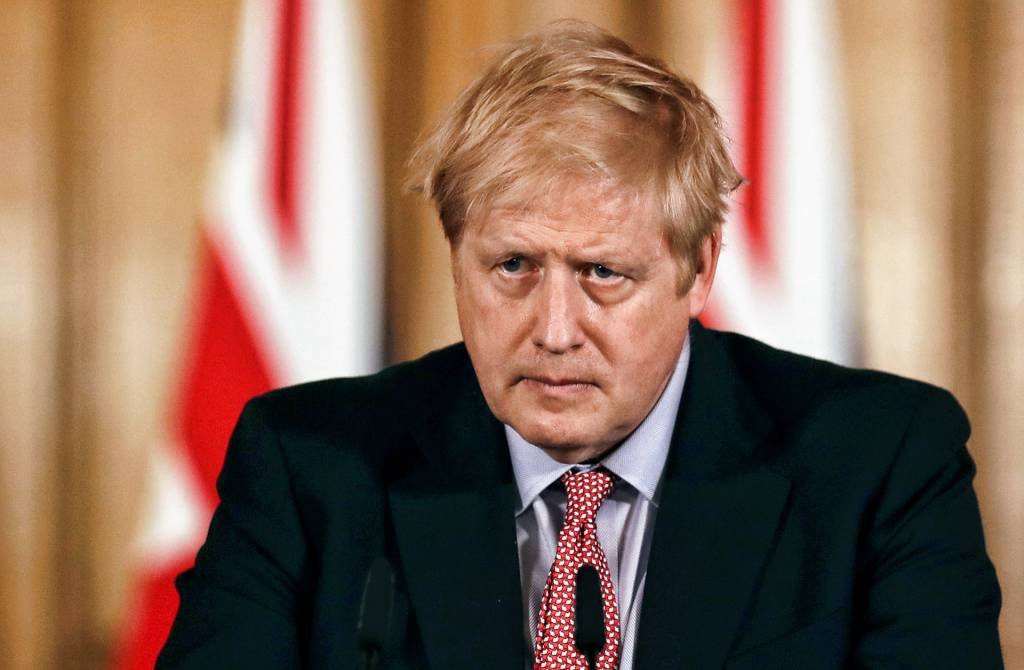 Assessor de Boris Johnson viajou 400 quilômetros durante confinamento